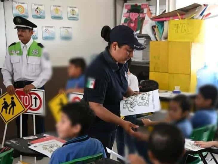 Tránsito y policía de Nanchital llevaron plática a estudiantes de primaria