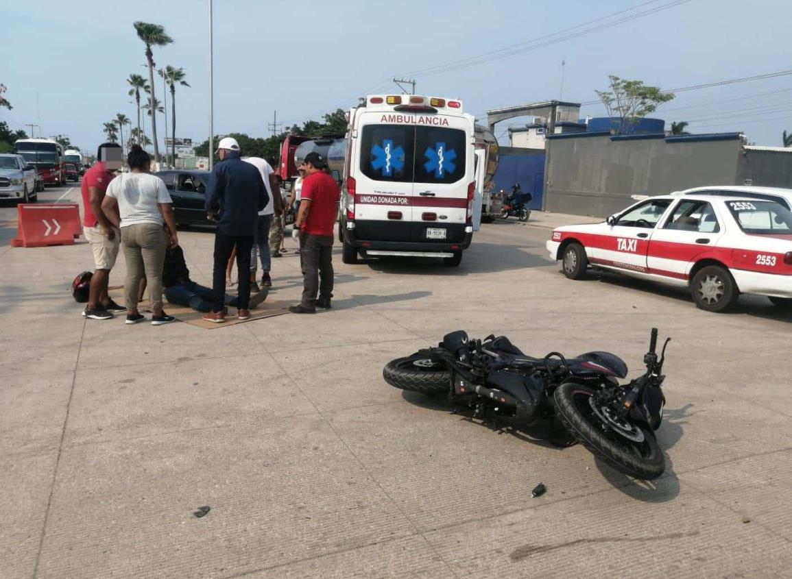Dos tripulantes de motocicleta terminan lesionados tras impactar una camioneta en Coatzacoalcos | VIDEO