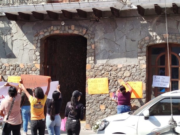 Protestan con ataúd por muerte de detenido en cárcel de Xico; sospechan de comandante de Fuerza Civil