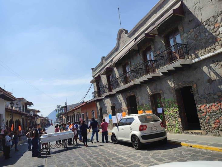 Protestan con ataúd por muerte de detenido en cárcel de Xico; sospechan de comandante de Fuerza Civil