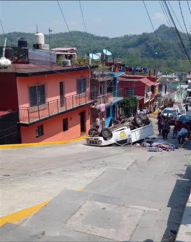 Camioneta vuelca aparatosamente en Juchique de Ferrer