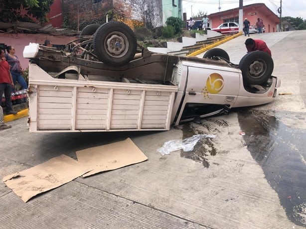 Camioneta vuelca aparatosamente en Juchique de Ferrer