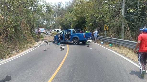Se accidenta camioneta en la carretera Xalapa-Naolinco; vialidad afectada