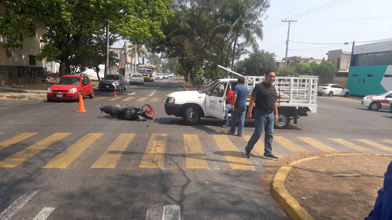 Joven motociclista hospitalizado tras accidente en avenida Cuauhtémoc