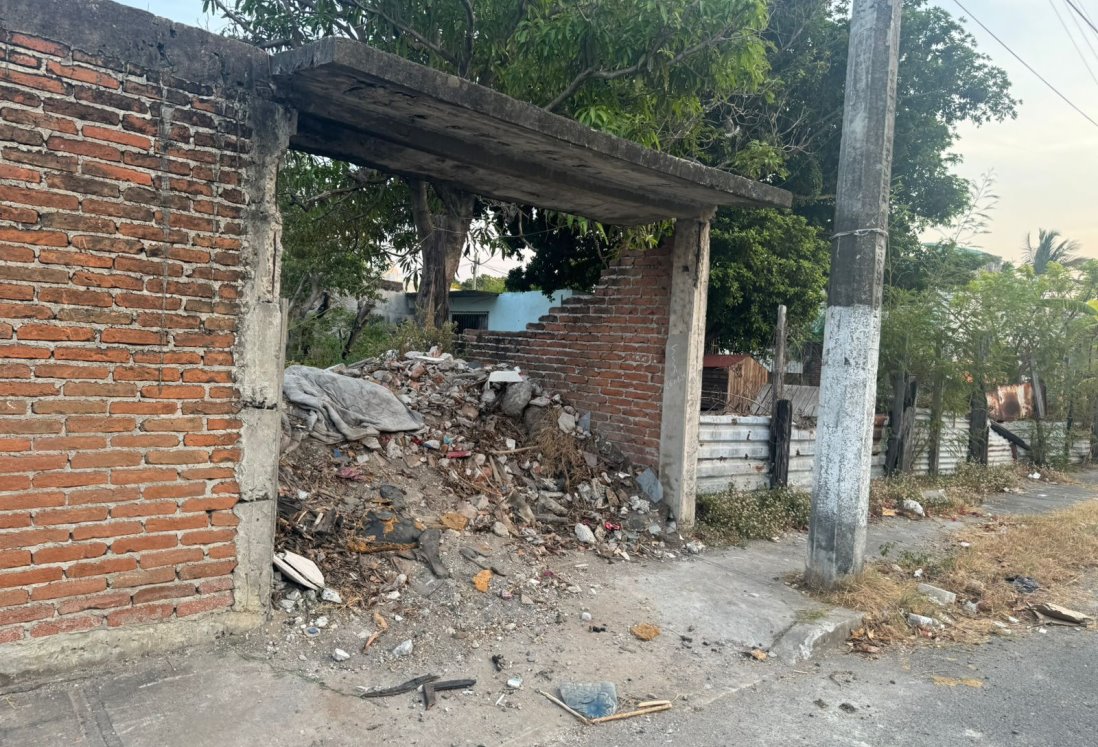 Vecinos de Playa Linda denuncian lote abandonado lleno de escombro y basura