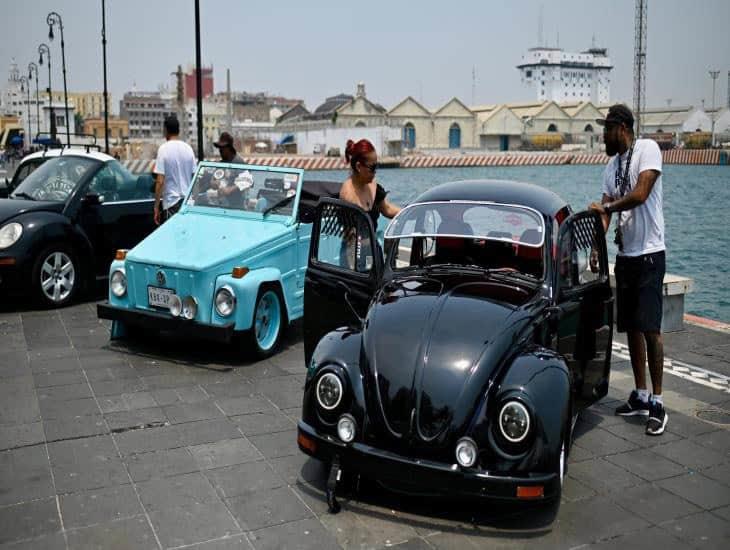 Realizan exhibición de autos de lujo en el malecón de Veracruz 