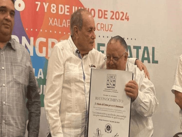 Amecope entrega reconocimiento a José Pablo Robles por 45 aniversario de Diario del Istmo