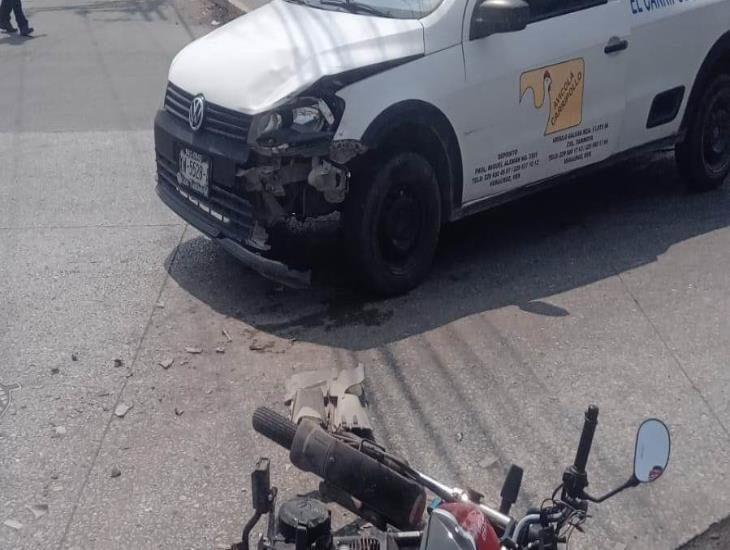 Chocan camioneta y moto en Veracruz, motociclista necesitó atención médica 