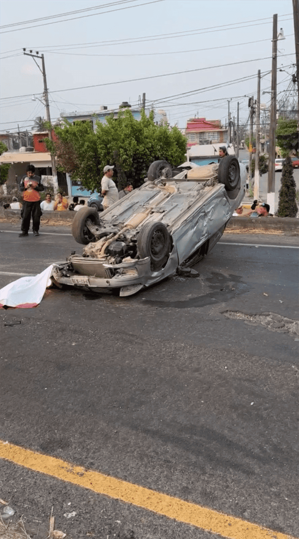 Hombre fallece tras volcadura en carretera federal 180 del municipio Puente Nacional
