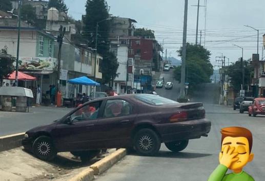 ¡Perdió el volante! automovilista cae en camellón del Boulevard Diamante de Xalapa