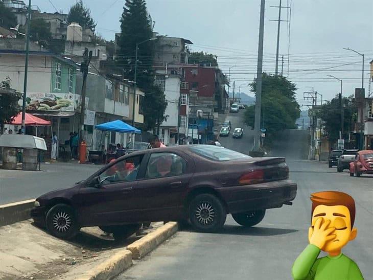 ¡Perdió el volante! automovilista cae en camellón del Boulevard Diamante de Xalapa