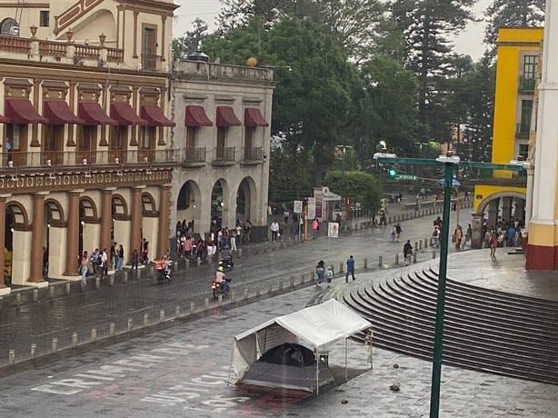 Xalapeños celebran con alegría la llegada de la lluvia tras olas de calor (+Video)