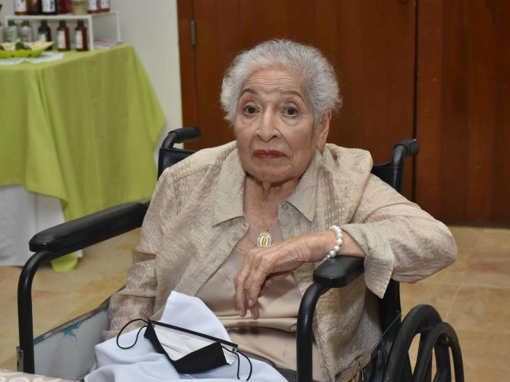 Dinorah Díaz Tiburcio es festejada por sus 100 años de vida