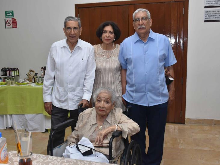 Dinorah Díaz Tiburcio es festejada por sus 100 años de vida