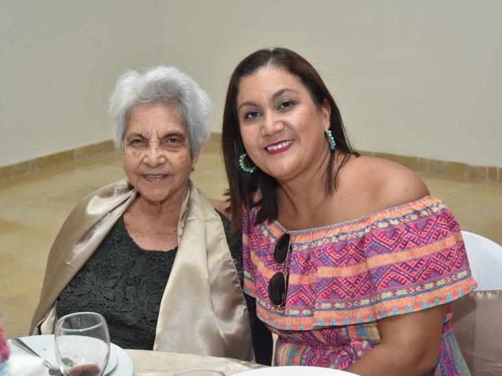 Dinorah Díaz Tiburcio es festejada por sus 100 años de vida