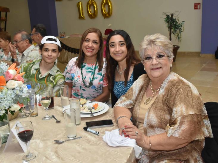 Dinorah Díaz Tiburcio es festejada por sus 100 años de vida