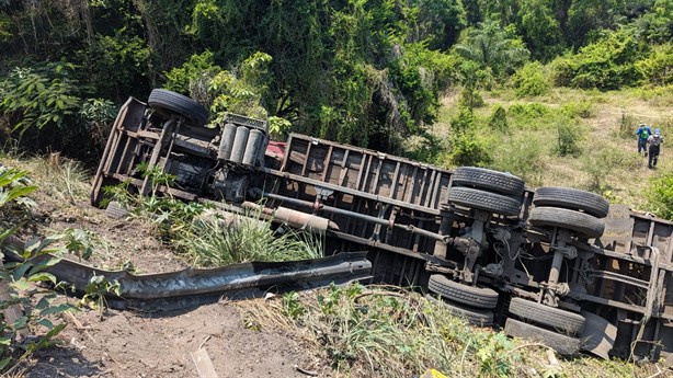 Camión en Alto Lucero pierde el control y termina volcado