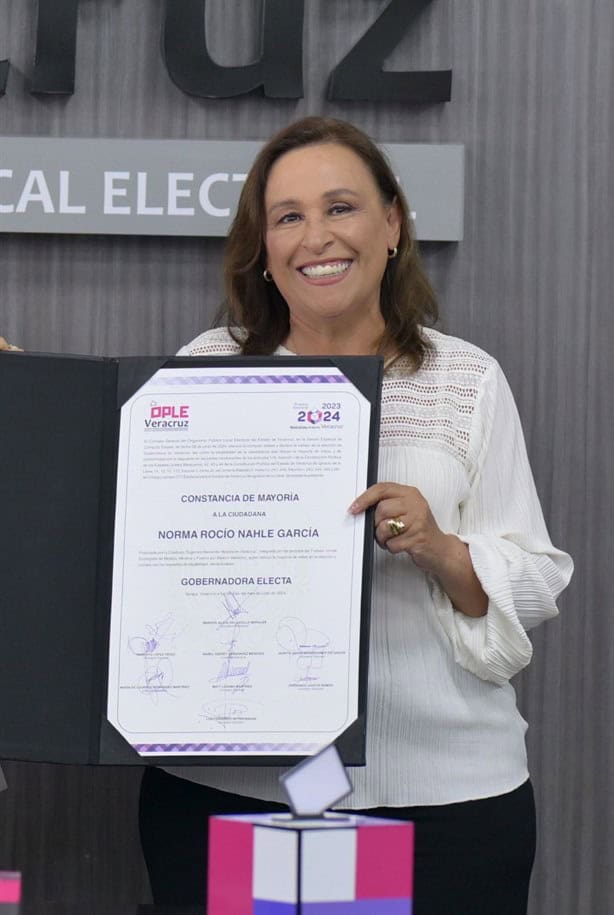 Rocío Nahle recibe del OPLE su constancia de mayoría como gobernadora de Veracruz