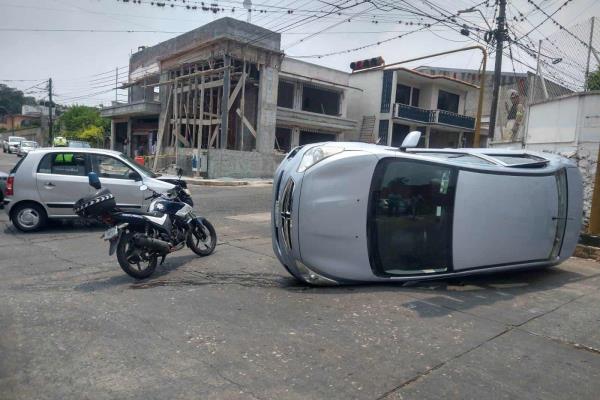 ¿Y quién tuvo la culpa? Chocan en crucero de colonia Las Lomas de Córdoba