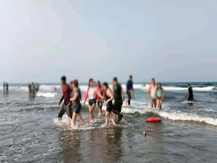 Rescatan a 4 bañistas de ahogarse en playa Chachalacas