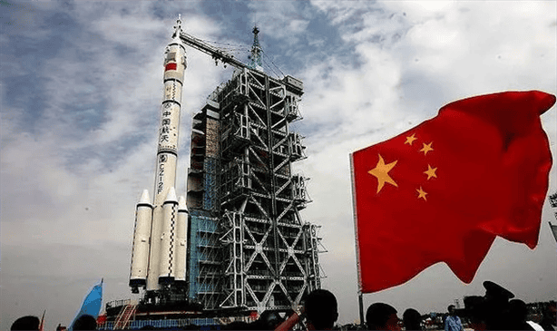 China iza su bandera en el lado oscuro de la luna y revela misteriosas imágenes