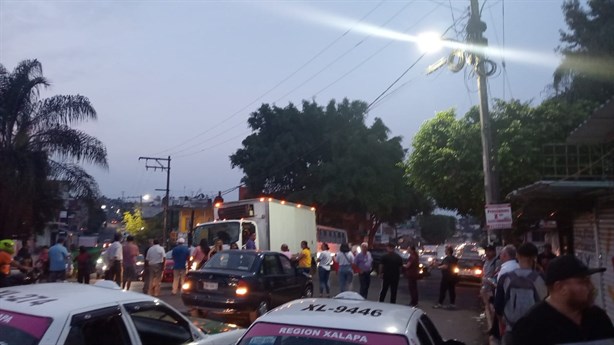 Bloqueos por falta de agua colapsan vialidad en Xalapa esta noche; checa las zonas