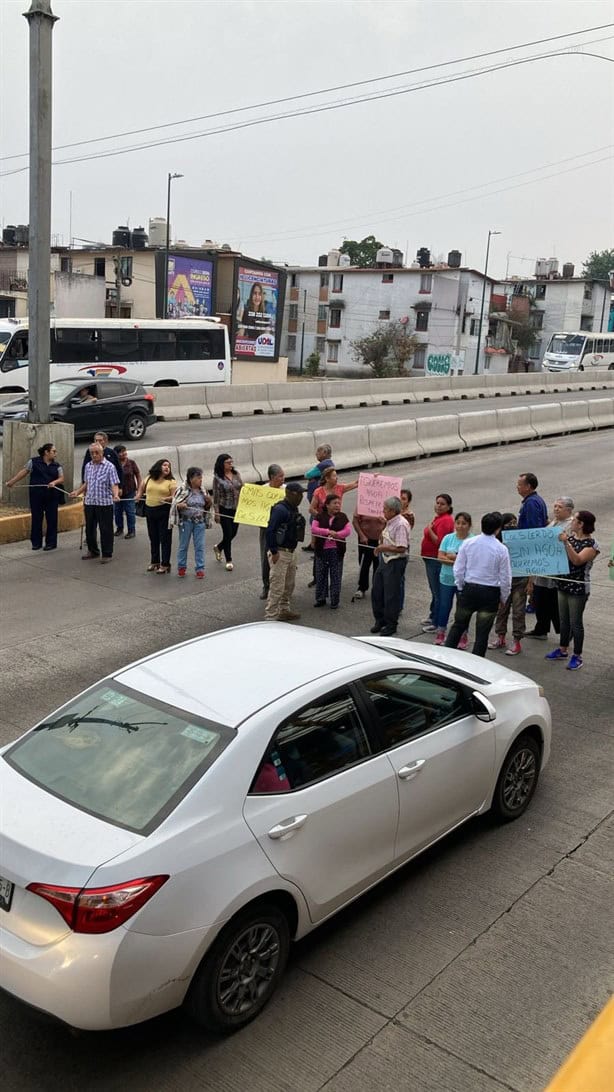 Bloqueos por falta de agua colapsan vialidad en Xalapa esta noche; checa las zonas