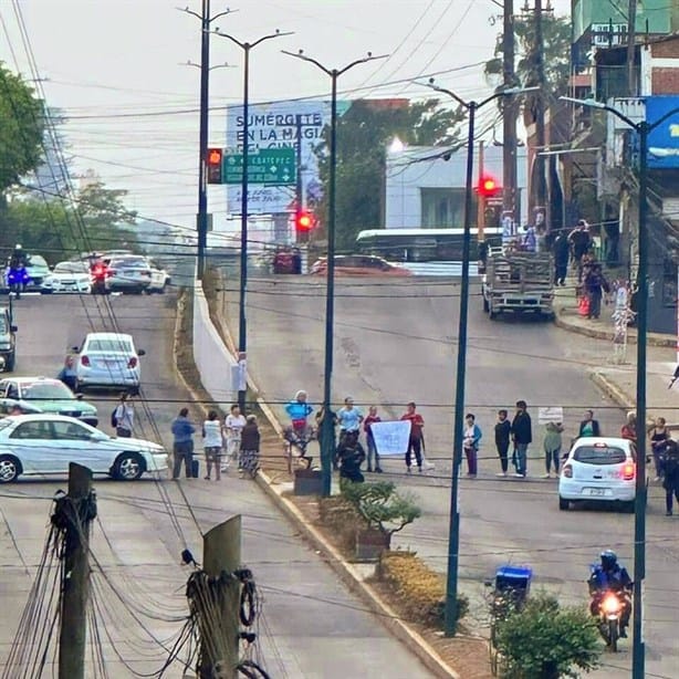 Bloqueos por falta de agua colapsan vialidad en Xalapa esta noche; checa las zonas