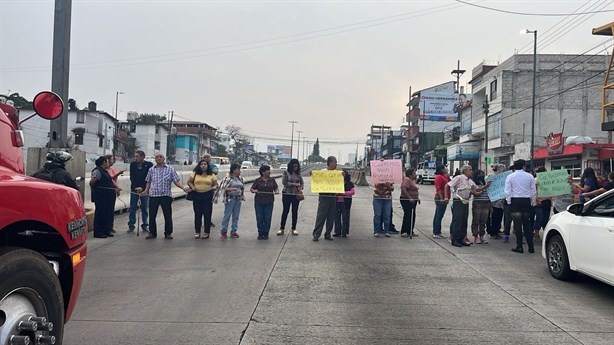 Bloqueos por falta de agua colapsan vialidad en Xalapa esta noche; checa las zonas