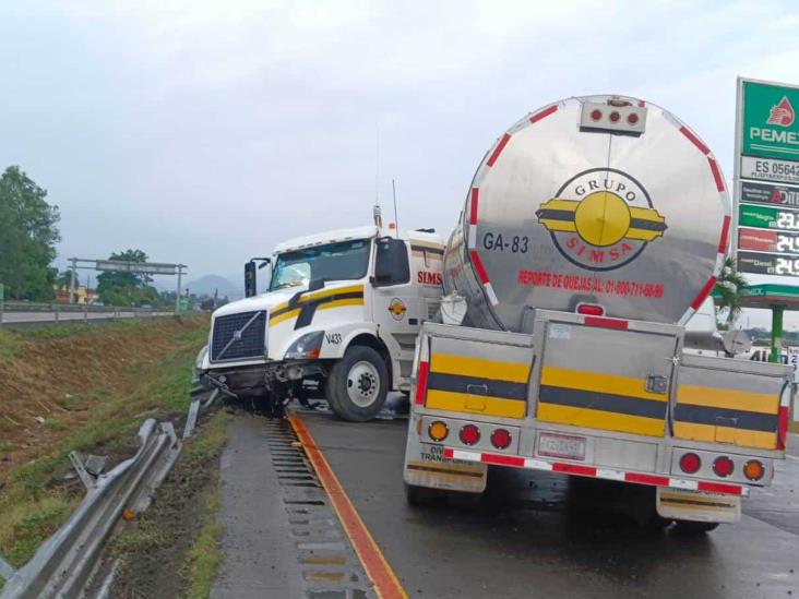 Tráiler termina descuadrado sobre la autopista Veracruz-Puebla