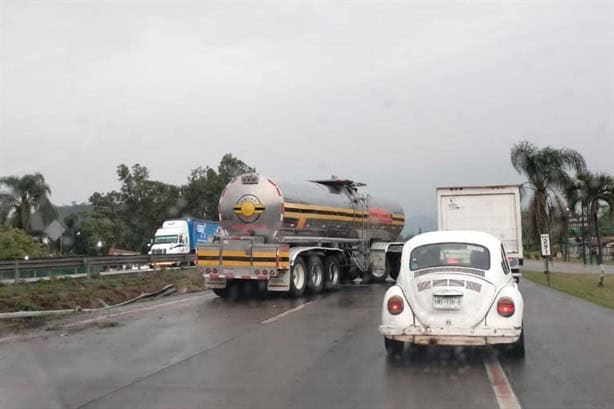 Tráiler termina descuadrado sobre la autopista Veracruz-Puebla