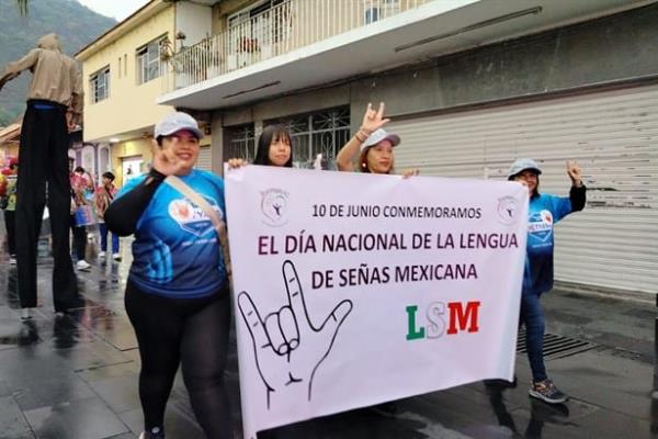 Marchan en Orizaba por el Día de la Lengua de Señas Mexicana (+Video)