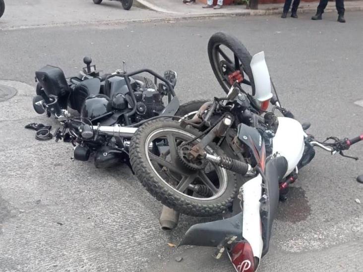 Motociclistas chocan de frente en Cuitláhuac; uno está grave