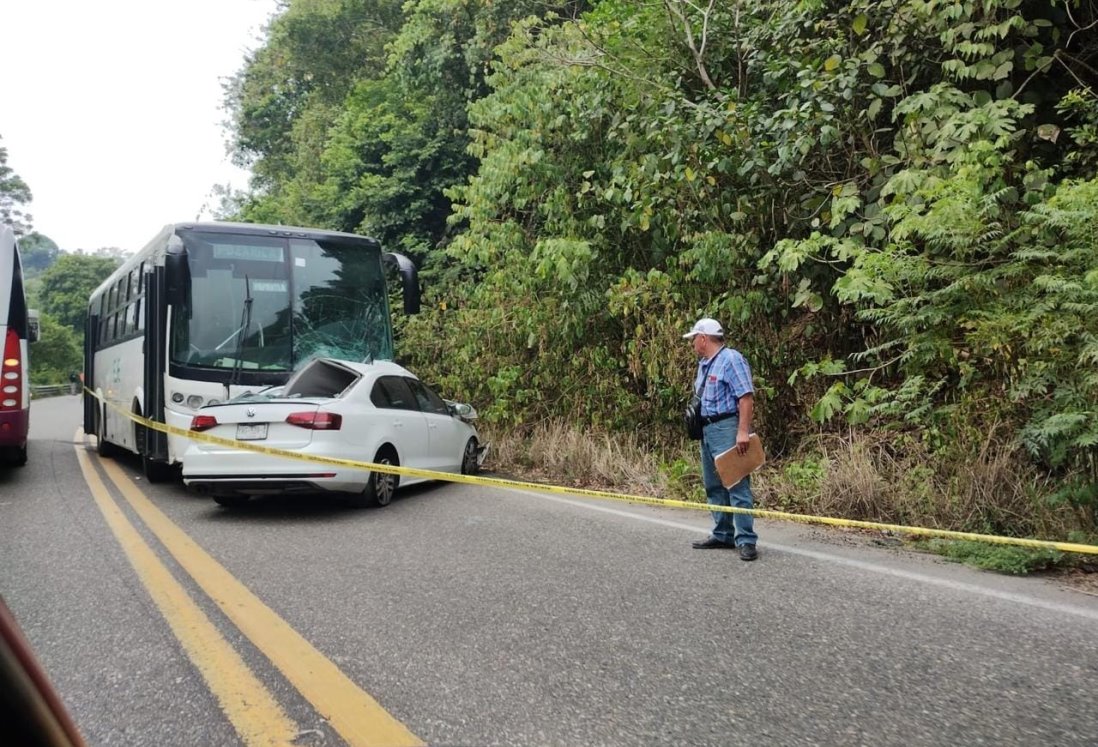 Accidente fatal en Gutiérrez Zamora: colisión entre Jetta y autobús deja un muerto