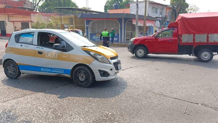 Camioneta se impacta contra taxi en Córdoba; ¿qué pasó?