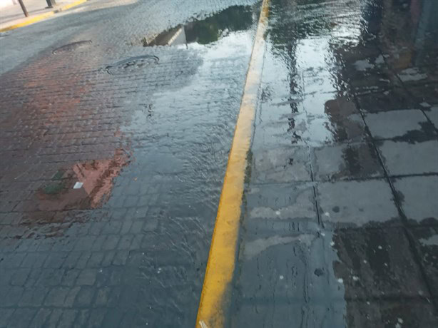 Alertan de fuga de agua en plena zona Centro de la ciudad de Veracruz
