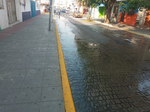 Alertan de fuga de agua en plena zona Centro de la ciudad de Veracruz