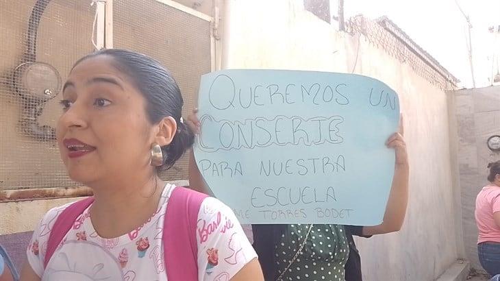 Padres de familia realizan protesta en primaria de Orizaba: ¿Qué reclaman?