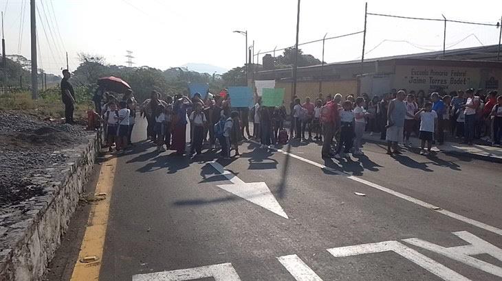 Padres de familia realizan protesta en primaria de Orizaba: ¿Qué reclaman?