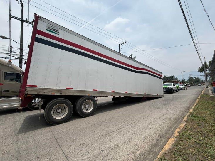 Caja de tráiler quedó varada a media calle en Ixtaczoquitlán