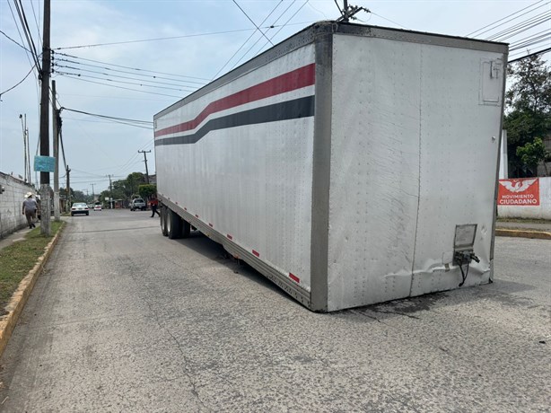 Caja de tráiler quedó varada a media calle en Ixtaczoquitlán