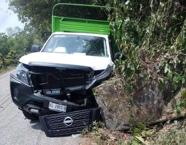 En Misantla, camioneta termina fuera del camino entre Porvenir y Paso Blanco