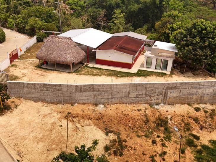 Dejan de estar en riesgo alumnos de la escuela primaria Leona Vicario con construcción de muro