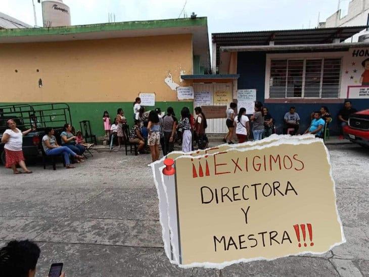 Padres de familia toman jardín de niños en Yecuatla; denuncian falta de directora