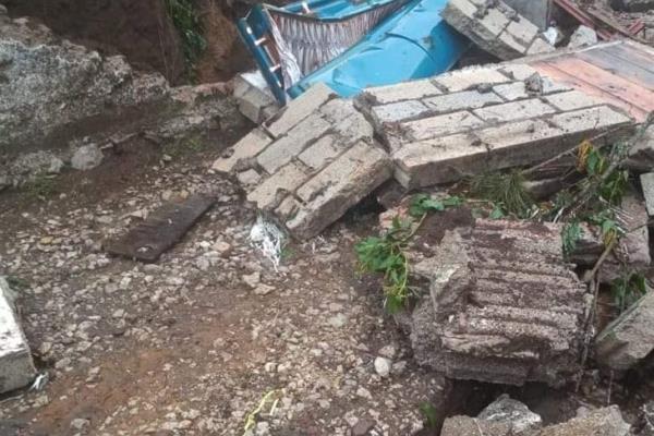 Por intensa lluvia, colapsa barda de panteón en Totutla; ataúd salió volando