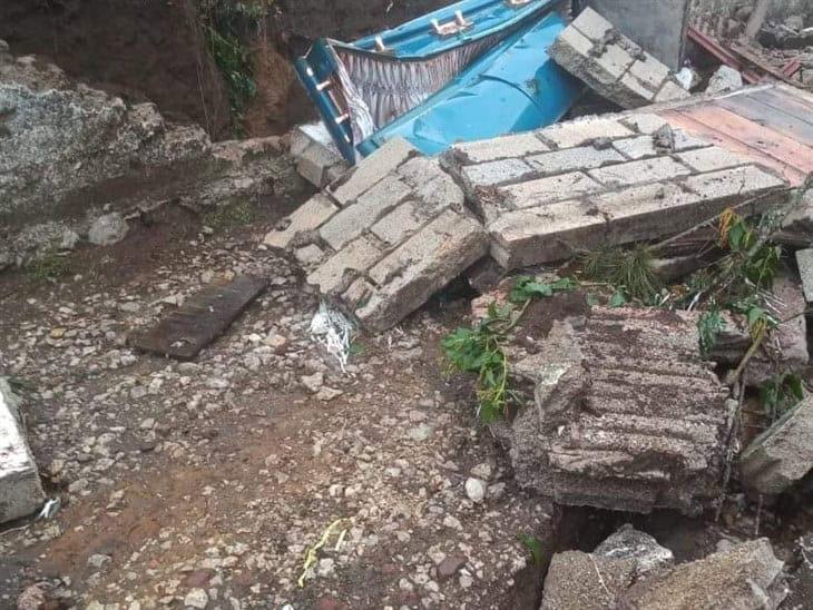 Por intensa lluvia, colapsa barda de panteón en Totutla; ataúd salió volando