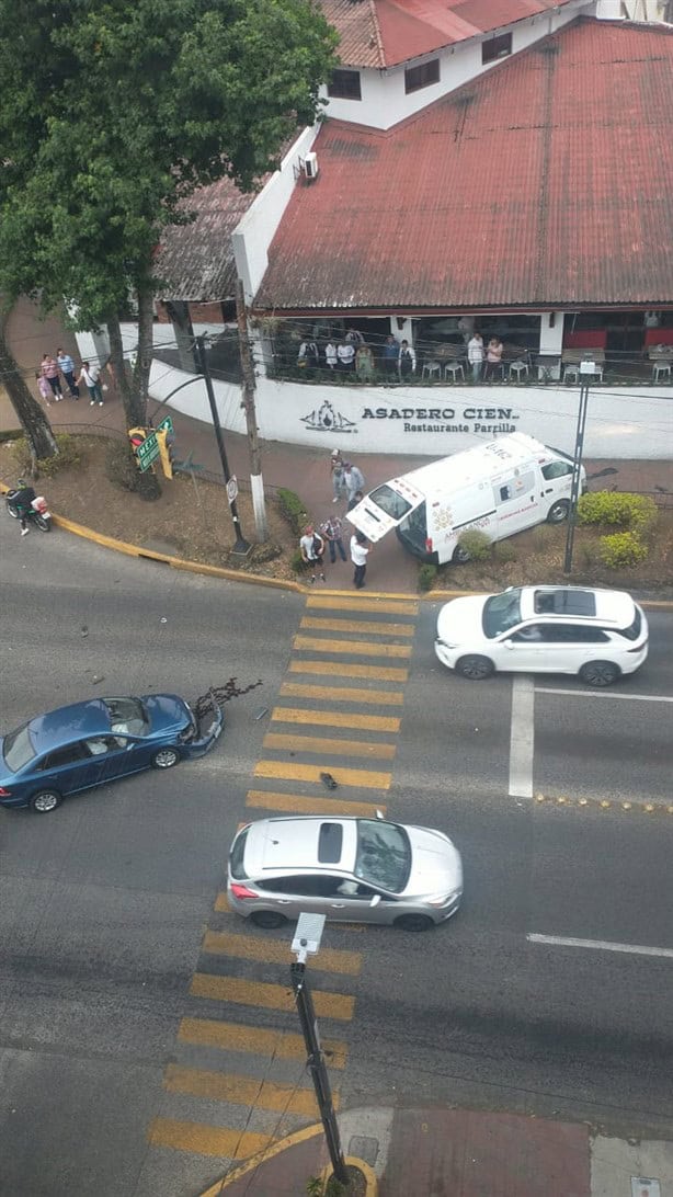 Xalapa: Chocan ambulancia y automóvil cerca del Teatro del Estado