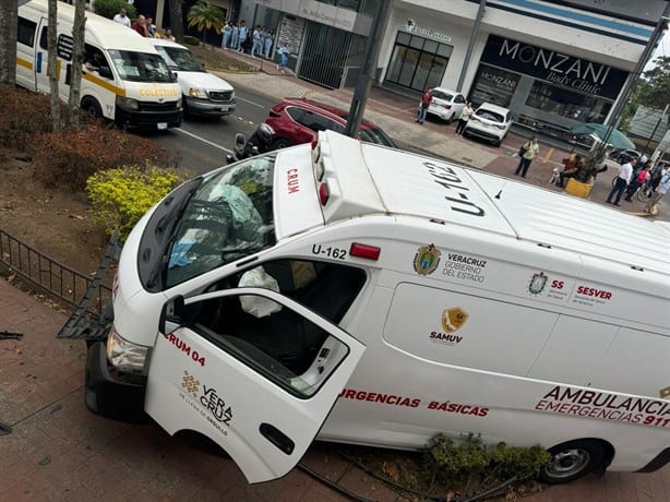 Xalapa: Chocan ambulancia y automóvil cerca del Teatro del Estado