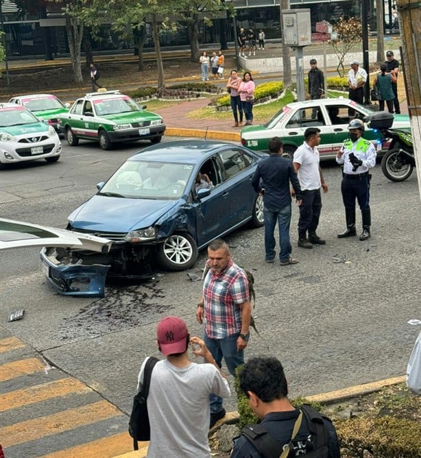 Xalapa: Chocan ambulancia y automóvil cerca del Teatro del Estado