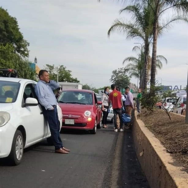 Taxi provoca carambola en Lázaro Cárdenas, frente a Plaza Ánimas, en Xalapa